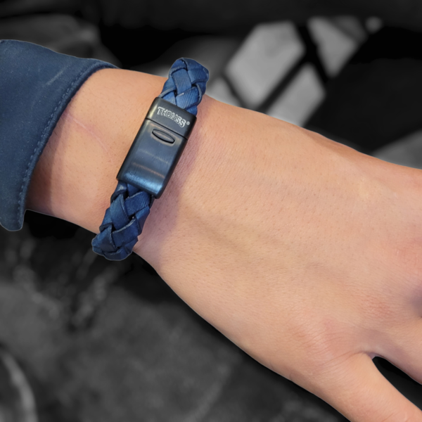 Thomss armband  met mat zwarte edelstalen sluiting, blauw leren vlecht